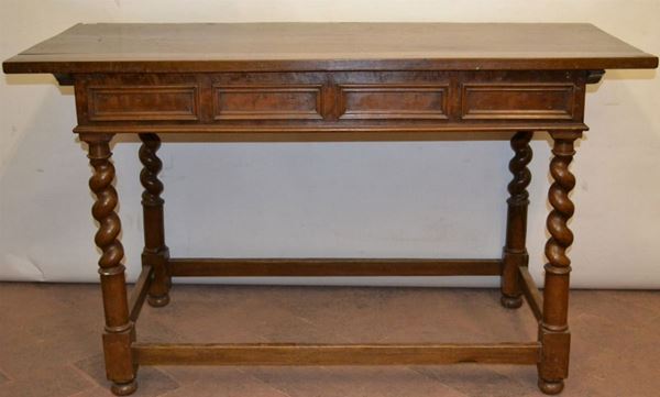 Tavolo da centro, Italia centrale fine sec. XVII, in noce a patina chiara piano rettangolare, gambe a tortiglione riunite da traverse rettilinee, cm 136x60x80 restauri al piano