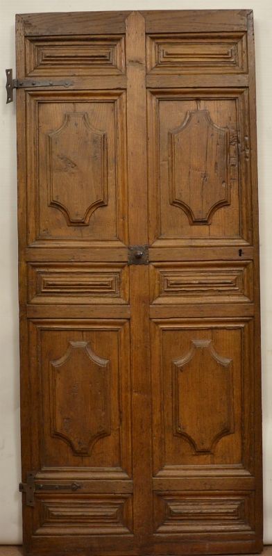 Porta, Spagna, sec. XVIII, in castagno intagliato, ad unanta, decorata a formelle rettangolari, cm 195x81