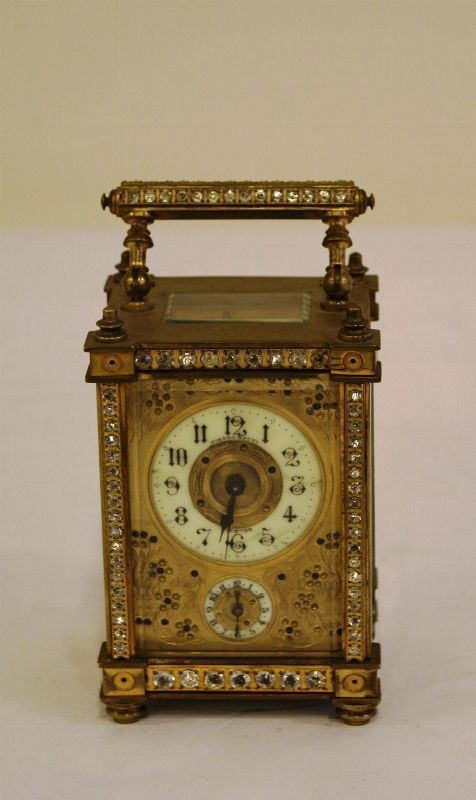 Ufficialina, fine sec. XIX, cassa rettangolare in metallo dorato con vetri molati decorata con zirconi, manico sagomato, alt. cm 15, completa di chiave, da revisionare
