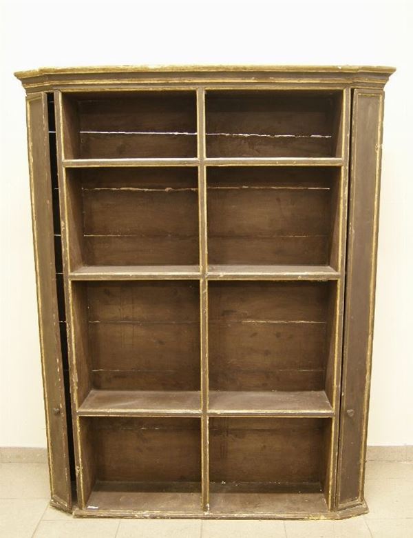 Scaffale, Italia centrale, sec. XVIII, in legno laccato, a due sportellini e vani a giorno, cm 126x28x159, difetti