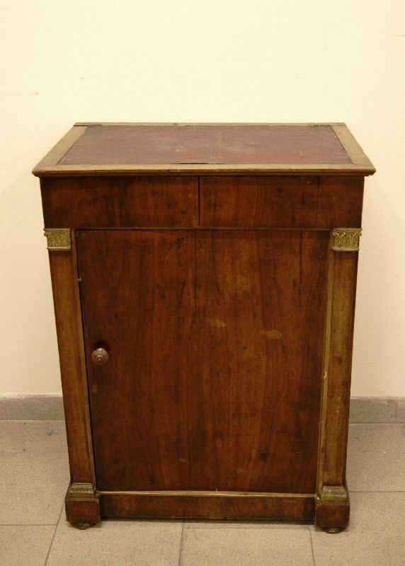 Credenzino, Impero, sec. XIX, in noce, ad uno sportello, piano da alzarsi, con specchio, cm 67,5x46x87, danni
