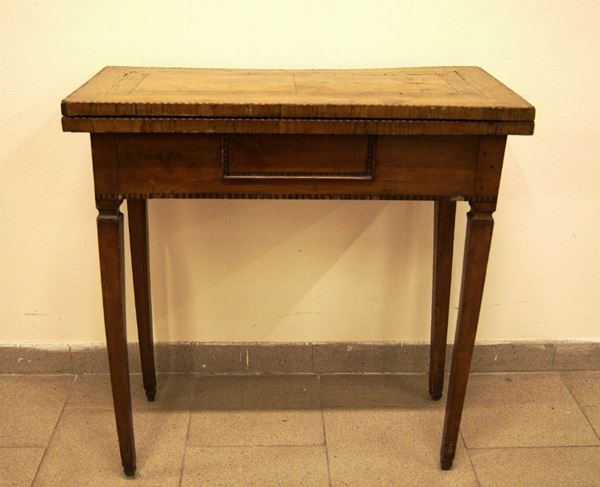 Tavolo da gioco, Italia centrale, sec. XVIII, in noce filettato a un cassetto, gambe troncopiramidali, piano a libro, cm 78x39x77, difetti