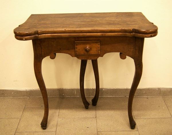 Tavolo da gioco, Emilia, sec. XVIII, in noce con piano e gambe sagomate, un cassetto, piano a libro, cm 83x37x78, difetti
