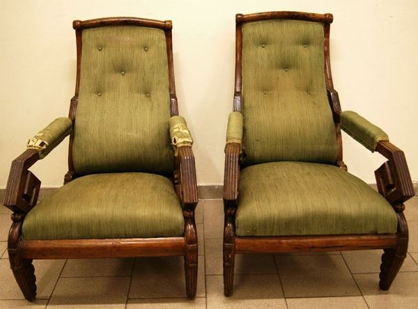 Coppia di poltrone da riposo, meta' sec. XIX, in mogano sagomato e scanalato, imbottite e ricoperte in stoffa verde, alt. cm 99, difetti