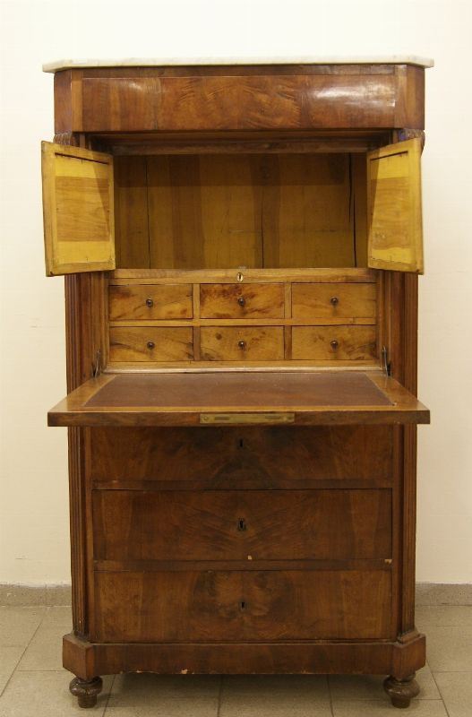 SecrÃ¨taire, Toscana, fine sec. XIX, in noce a tre cassetti, sportello a ribalta, internamente cassettini, sportelli laterali scanalati, cm 94x51x168, mancante delle chiavi