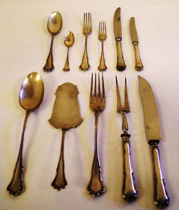 Servito di posate, sec. XX, in argento, composto da dodici forchette, dodici forchette da dolce, dodici cucchiai, dodici cucchiaini, dodici coltelli, dodici coltelli da frutta e cinque grandi posate, tot. gr. 3412 netti