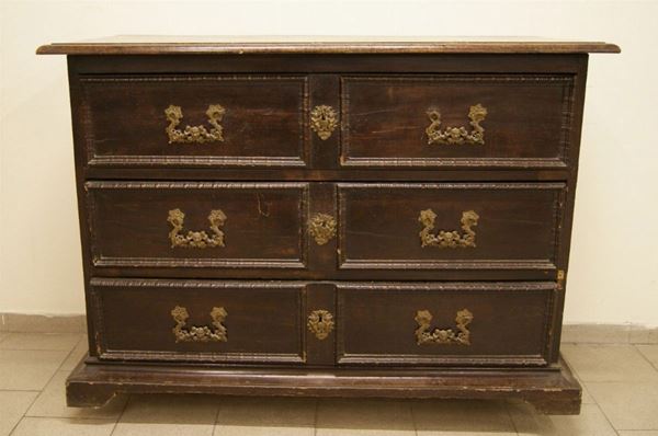 Cassettone, Toscana, sec. XVIII, in legno, a tre cassetti con maniglie in bronzo, decorato a putti, cm 151x65x105