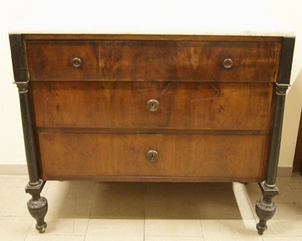 Cassettone, Impero, sec. XIX, in noce, con colonne e piedi ebanizzati, piano in marmo non pertinente, tre cassetti, cm 121x59x105