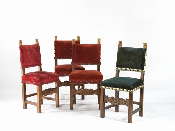 Quattro sedie da balia, in stile Seicento, in noce a patina scura in parteintagliato e dorato, spalliera rettilinea con fiamme dorate, traversa  anteriore intagliata a volute e centrata da rosetta, ricoperte in velluto rosso e velluto blu(4)