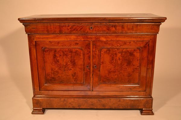 Credenza,  Toscana metÃ  sec. XIX, in noce e radica con cassetto sotto il piano e due sportelli,  cm 108x142x57  - Asta Arredi, oggetti d'arte, mobili antichi e argenti - Poggio Bracciolini Casa d'Aste