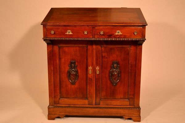 Scrittoio in noce, piano inclinato con due cassetti, base a due sportelli, sec. XIX ,cm 123.5x103x72  - Asta Arredi, oggetti d'arte, mobili antichi e argenti - Poggio Bracciolini Casa d'Aste
