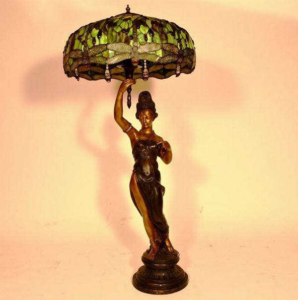 Lampada da tavolo con base a figura femminile e ombrello  - Asta Arredi, oggetti d'arte, mobili antichi e argenti - Poggio Bracciolini Casa d'Aste