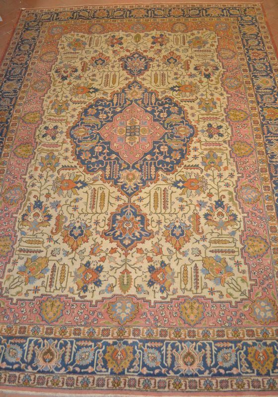 Tappeto Tabriz, 1920 circa, fondo avorio, bordura e cantonali rosa, motivofloreale  a tutto campo, cm 370x275  - Asta Arredi, oggetti d'arte, mobili antichi e argenti - Poggio Bracciolini Casa d'Aste