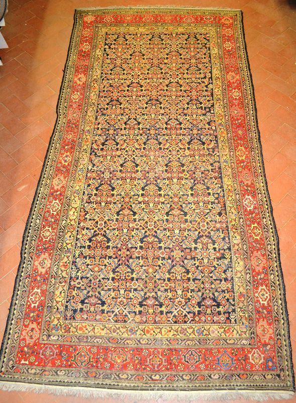 Tappeto, Malayer, fine sec. XIX, fondo blu a fitto motivo nei toni del  rosso e del giallo, bordura bianca, cm 395x190