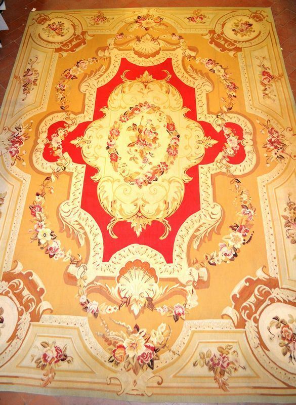 Tappeto Aubusson, sec. XX,  a volute nei toni del giallo e grande medaglione al centro rosa Pompadour, cm  375x270