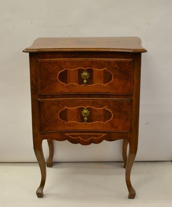 Comodino, Toscana, metÃ  sec. XVIII, in radica di noce filettata, piano sagomato, fronte e fianchi decorati con formelle lobate, gambe sinuose su piedi a zoccolo stilizzato, cm 56x39x75