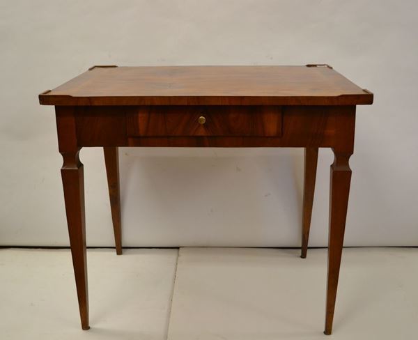 Tavolino-scrivania, Toscana, fine sec. XVIII, in noce e olivo, piano rettangolare intarsiato a nastrino, un cassetto nella fascia, alte gambe troncopiramidali con collarino, cm 91x66x79