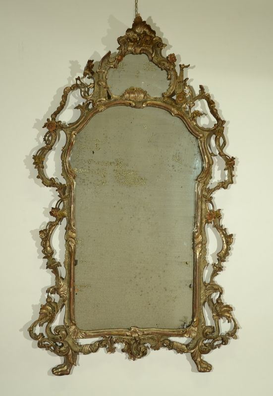 Specchiera in stile veneziano del Settecento in legno intagliato e argentato di gusto rococÃ² con alta cimasa e cornice a volute e motivi rocaille, zampe modellate in forma felina, cm 140x70