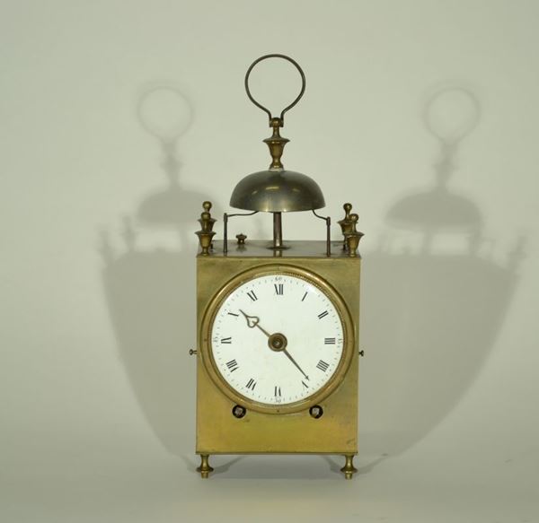 Piccolo orologio da tavolo, sec.XX , in metallo dorato, cassa rettangolare con quadrante a numeri romani