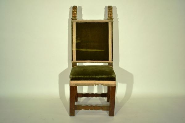 Seggiolone, Toscana, sec. XVII, in noce, con finali a fiamma, rivestito in velluto verde, cm 50x40x122, parti restaurate