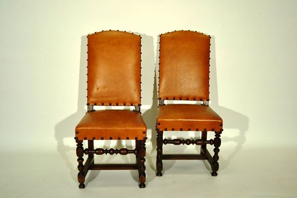 Coppia di sedie a rocchetto, Toscana, sec. XVIII, in noce, imbottite e ricoperte in pelle, cm 45x42x104, parti restaurate (2)