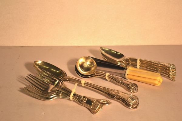 Servito di posate, Inghilterra, inizi sec. XX, in argento composto di ottantotto pezzi, manici con finali a palmette, g 4820 netti     Composizione: 12 cucchiai, 11 forchette, 12 coltelli con manici in bachelite, 12 cucchiai, 10 forchette e 7 coltelli da dolce con manici in bachelite, 11 cucchiai da tÃ¨ 4 cucchiai da zucchero e 5 posate da portata (88)