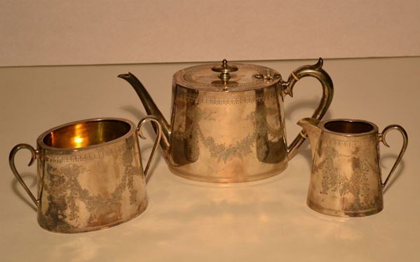 Servito da tÃ¨ cittÃ  di Sheffield, 1882, in argento, composto di teiera,lattiera e zuccheriera ornate da festoni floreali incisi e cesellati, prese sagomate, g 1510, entro scatola,  lievi ammaccature (3)