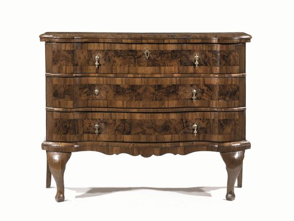Piccolo cassettone, Ferrara, metÃ  sec. XVIII, in noce e radica, pianosagomato, tre cassetti a doppia mossa, base modanata, pendaglina sagomata frontale, gambe sinuose su piedi a zoccolo stilizzato, cm 125x37x98, alcuni danni e restauri
