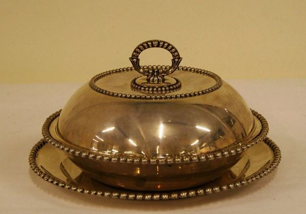 Centrotavola, con vassoio e coperchio, sec. XX, in argento con bordo lavorato, diam. vassoio cm 30, gr. 1850 (2)