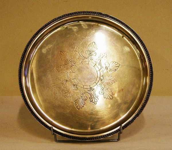 Vassoio, sec. XX, in argento inciso, diam. 33,5 cm, gr. 731