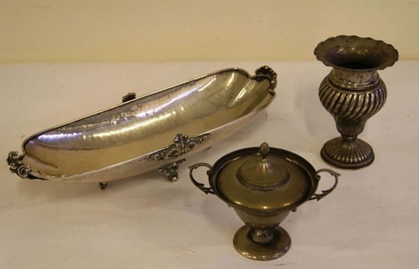 Centrotavola, vasetto e zuccheriera, sec. XX, in argento lavorato e sbalzato;  vassoio cm 35x12 (3)