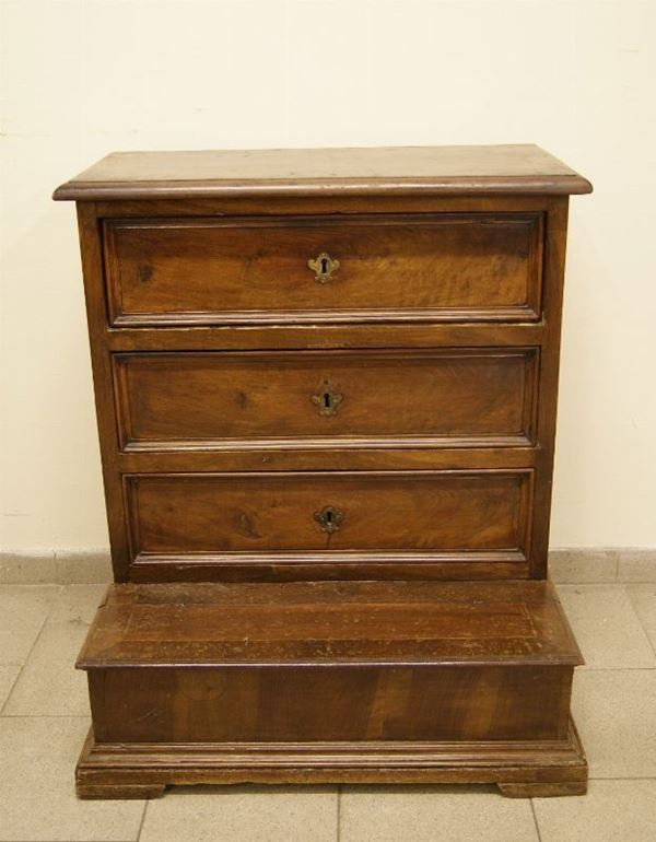 Inginocchiatoio, Toscana, sec. XVIII, in noce a tre cassetti, cm 80,5x61x91