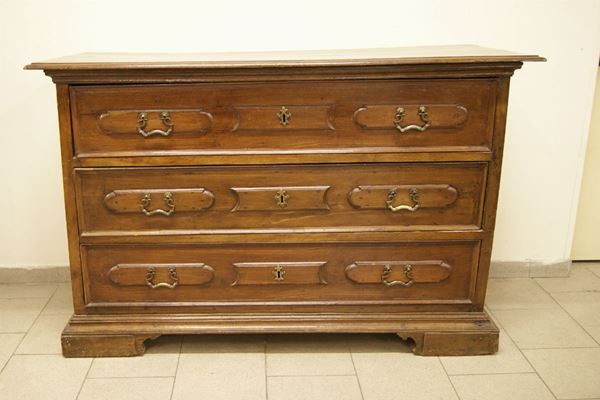 Cassettone, Italia centrale, sec. XVIII, in noce a tre cassetti, piedi a mensola, cm 161x63x103