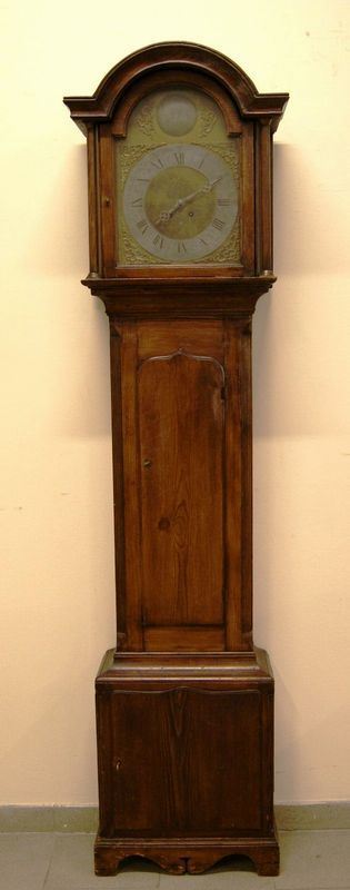 Orologio a colonna, Inghilterra, sec. XIX, cassa in legno, mostra in metallo dorato e argentato, cm 52x25x208
