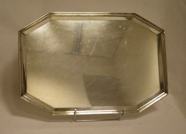 Vassoio, sec. XX, in argento, con bordo sagomato, gr. 1895, cm 48,5x33