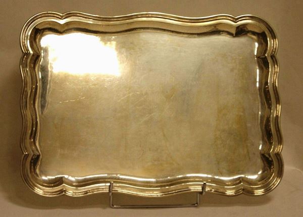 Vassoio, sec. XX, in argento, con bordo sagomato, gr. 1490, cm 45x32