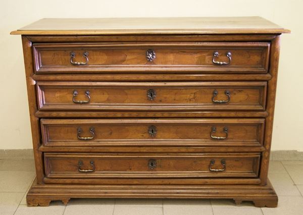 Cassettone, Emilia, sec. XVII, in noce intarsiato a quattro cassetti, cm 152x63x107, danni