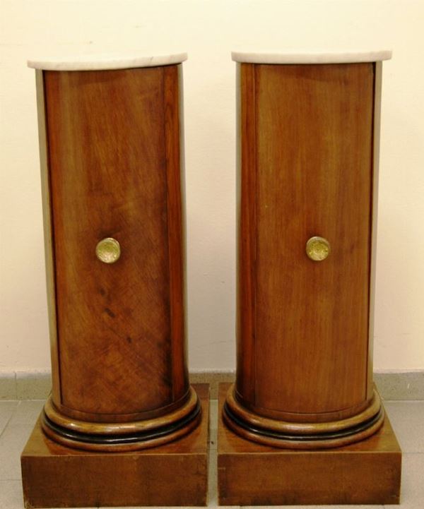Coppia di comodini, Toscana, sec. XIX, in noce, a colonna, ad uno sportello, piano marmo e base quadrata, cm 34x95