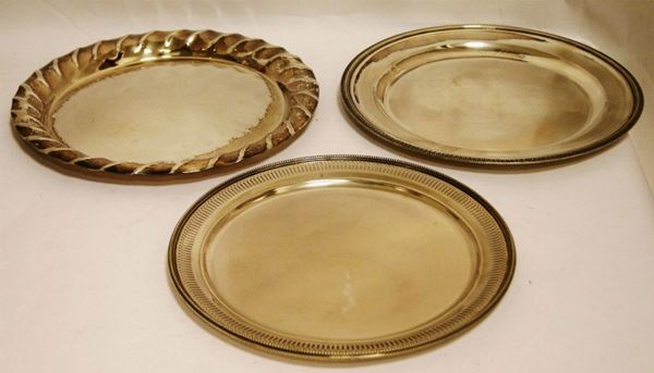 Tre vassoi, sec. XX, in argento, diam. compresi fra i 29 e i 32 cm, gr. 1730 (3)