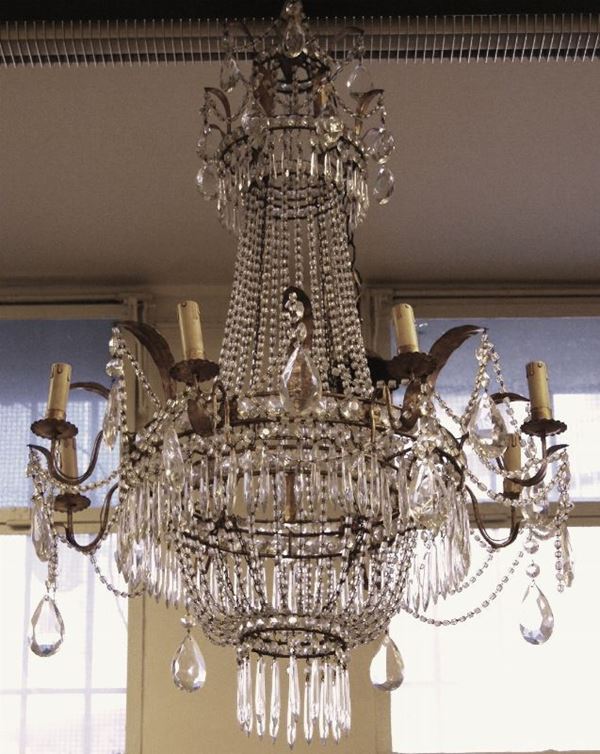 Lampadario, sec. XX, circolare, in metallo dorato, a 8 luci con gocce, cm 70x100