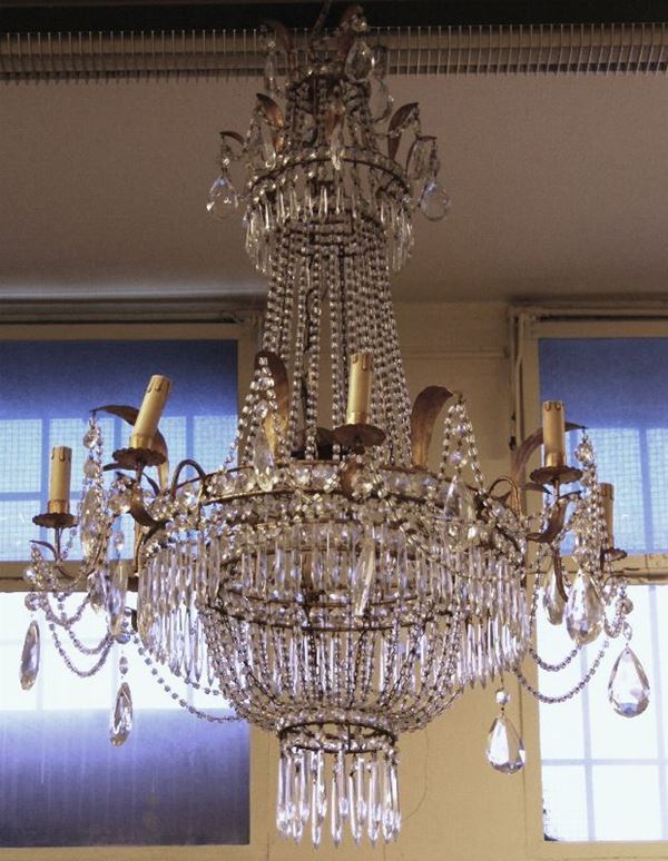 Lampadario, sec. XX, circolare, in metallo dorato, a 8 luci con gocce, cm 70x100