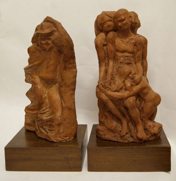 Coppia di sculture, sec. XX, in terracotta, su base in legno, alt. cm 45, firmate  (2)