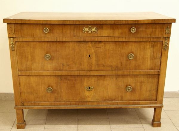 Cassettone, Emilia, sec. XIX, in noce a tre cassetti, con rapporti in metallo dorato, cm 134x61x98