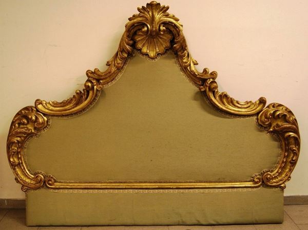 Testata di letto matrimoniale, primi sec. XX, in legno intagliato e dorato, con al centro stoffa verde, cm 202x150