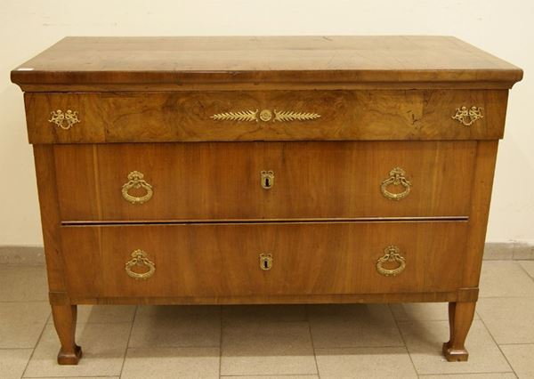 Cassettone, Emilia, sec. XIX, in noce, a tre cassetti, rapporti in metallo dorato, cm 133x60x73, difetti