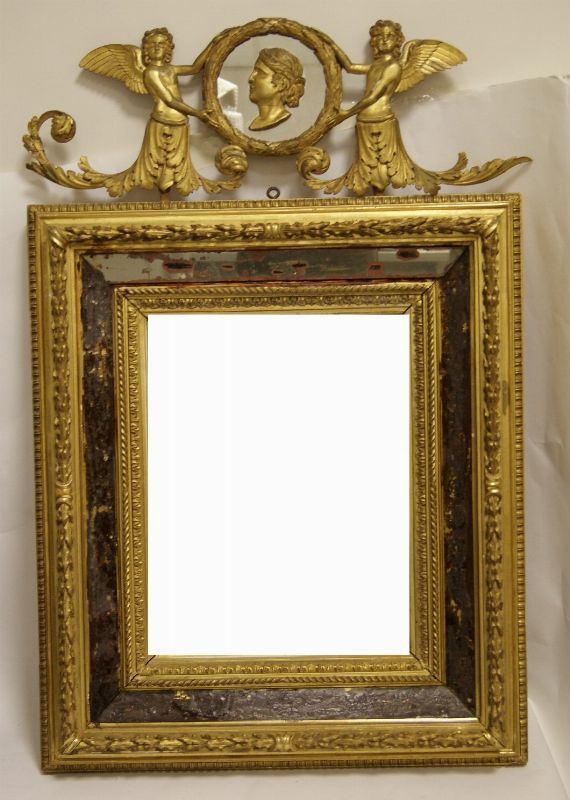 Specchiera, Direttorio, in legno dorato con cimasa a due figure alate che sorreggono medaglione con specchio e profilo di donna in legno