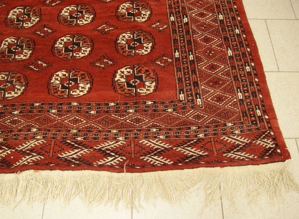 Tappeto bukara russo, anni '20, campo a motivo geometrico, fondo rosso, cm 290x216  - Asta Arredi, oggetti d'arte, mobili antichi e argenti - Poggio Bracciolini Casa d'Aste