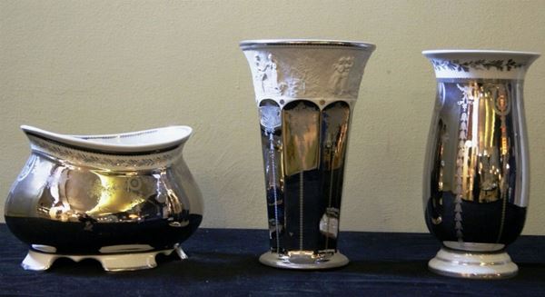 Tre vasi, in porcellana decorata, con particelle in platino (3)  - Asta Arredi, oggetti d'arte, mobili antichi e argenti - Poggio Bracciolini Casa d'Aste