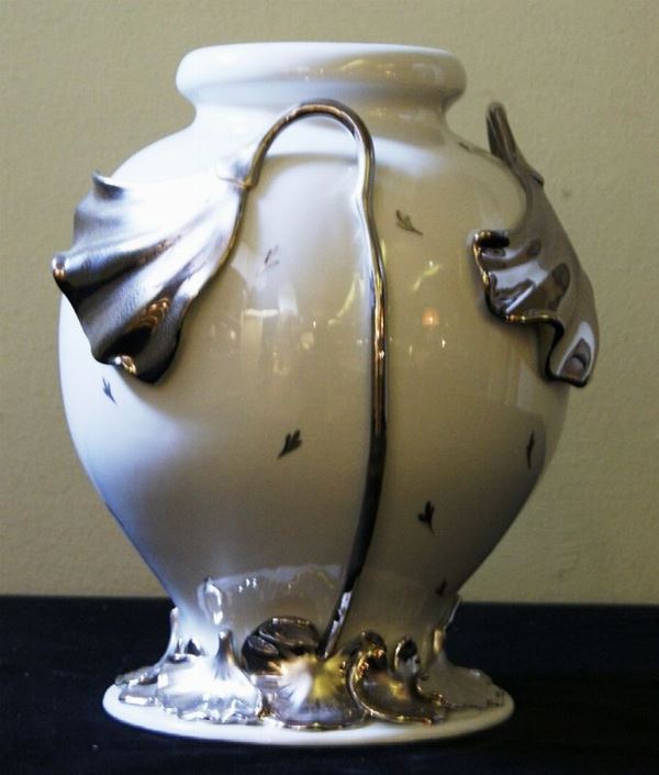 Vaso, in porcellana decorata a fiori, con particelle in platino, cm 30x37  - Asta Arredi, oggetti d'arte, mobili antichi e argenti - Poggio Bracciolini Casa d'Aste