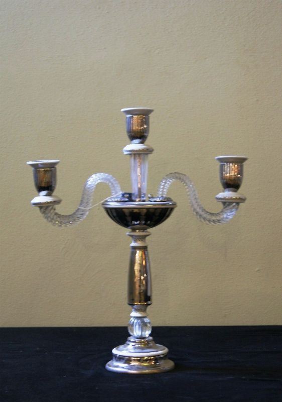Candeliere, in porcellana decorata, con particelle in platino e vetro, a tre luci, cm36x43